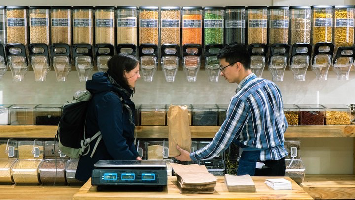 Supermercado empaquetado cero. Sin bolsitas de polietileno, bolsas de papel, contenedores en un supermercado, ¿cómo podría las personas comprar allí?